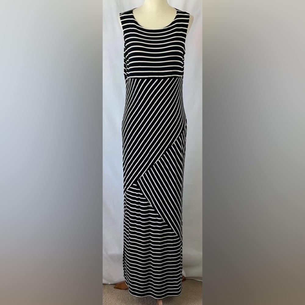 👁️‍🗨️Chico's Classic Black & White Asymmetrical Look Sleeveless Maxi Dress. Sz M